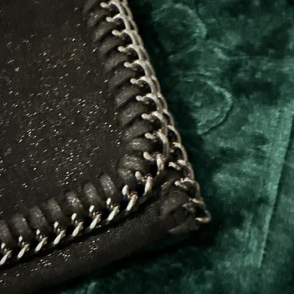 The Unbranded Brand shimmering black